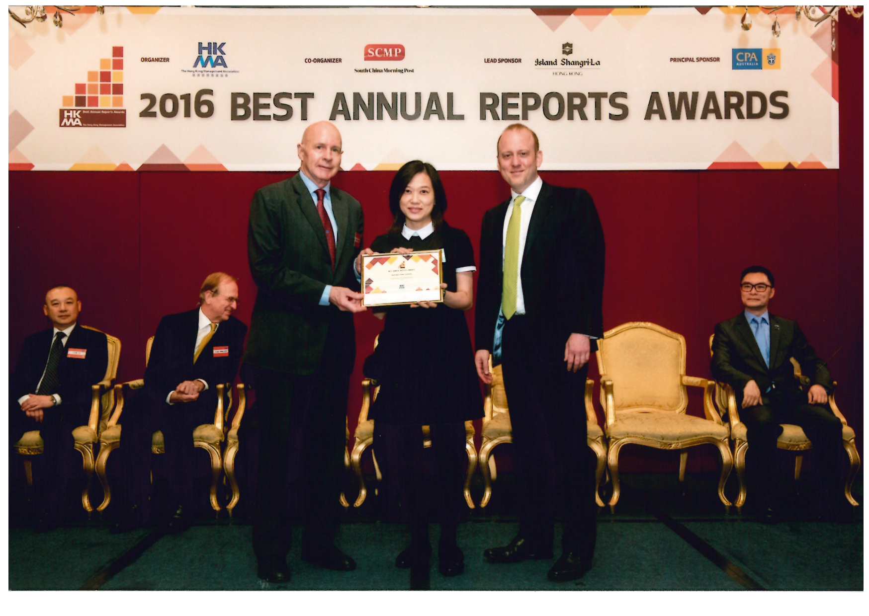 EOC representative receives an award in the HKMA Best Annual Reports Competition